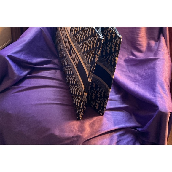 Handbag - Picture 2 of 3